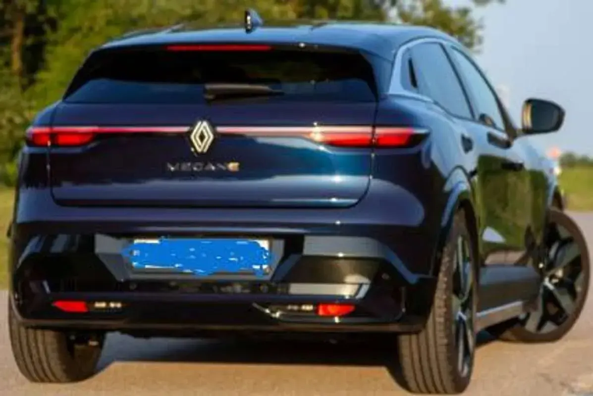 Usata Renault Megane E-Tech Techno 55 kW (75 CV) 2024 Blu/azzurro Berlina
