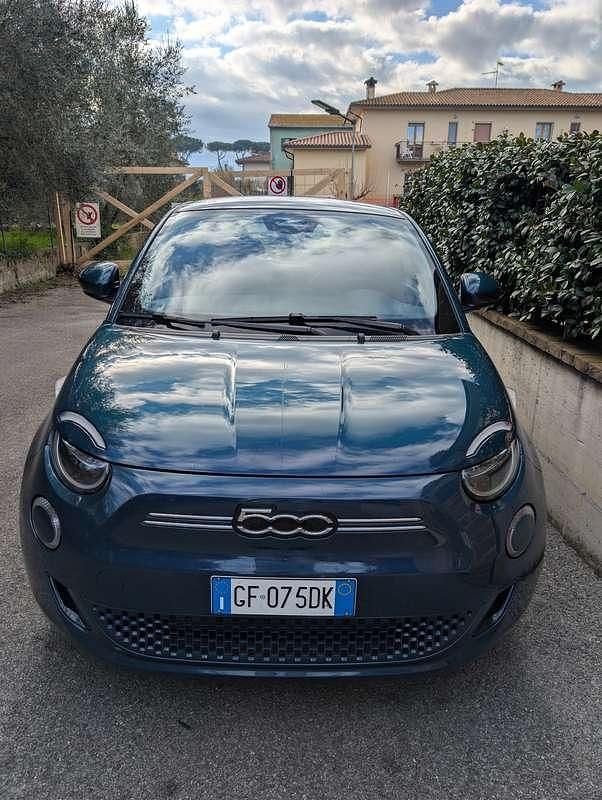 Usata Fiat 500e Passion 86 kW (118 CV) 2021 Blu/azzurro Utilitaria