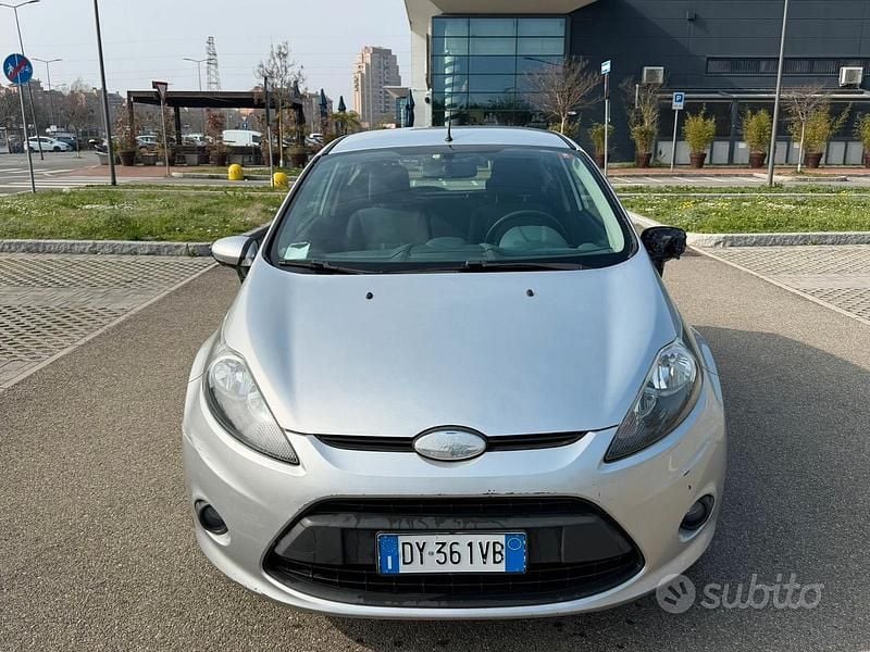 Usata Ford Fiesta Titanium 97 CV (71 kW) 2009 Grigio Utilitaria