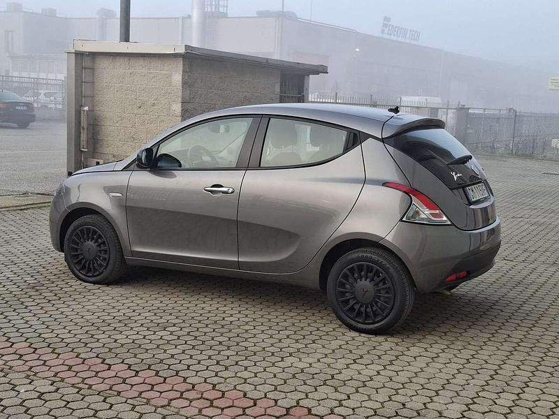 Usata Lancia Ypsilon Silver 69 CV (50 kW) 2023 Grigio Utilitaria