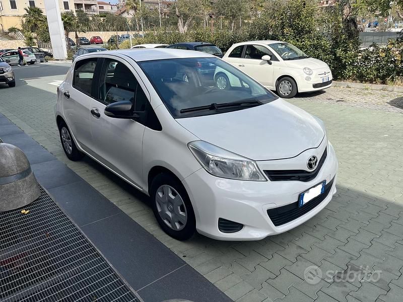 Usata Toyota Yaris Active 69 CV (50 kW) 2012 Bianco Utilitaria