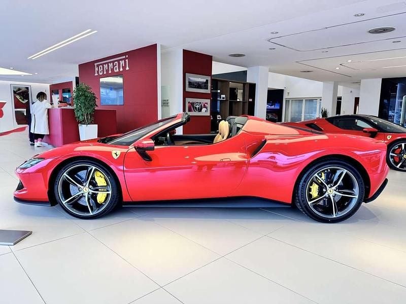 Usata Ferrari 296 663 CV (487 kW) 2025 Rosso Cabrio