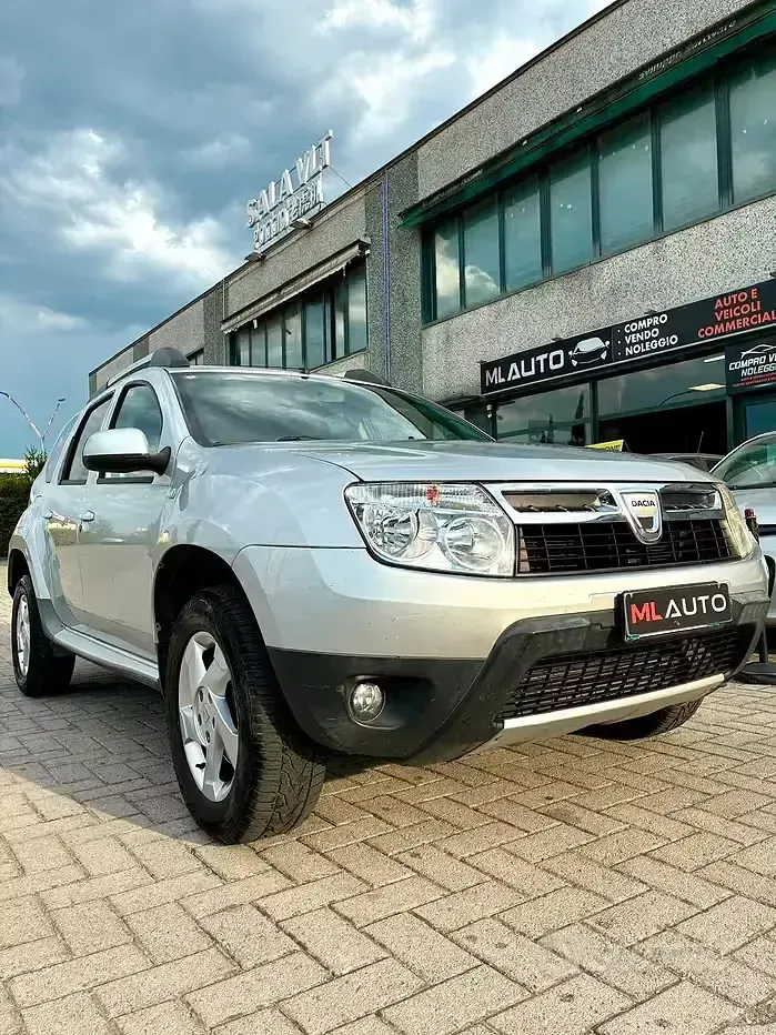 Usata Dacia Duster Lauréate 90 CV (66 kW) 2011 Grigio SUV