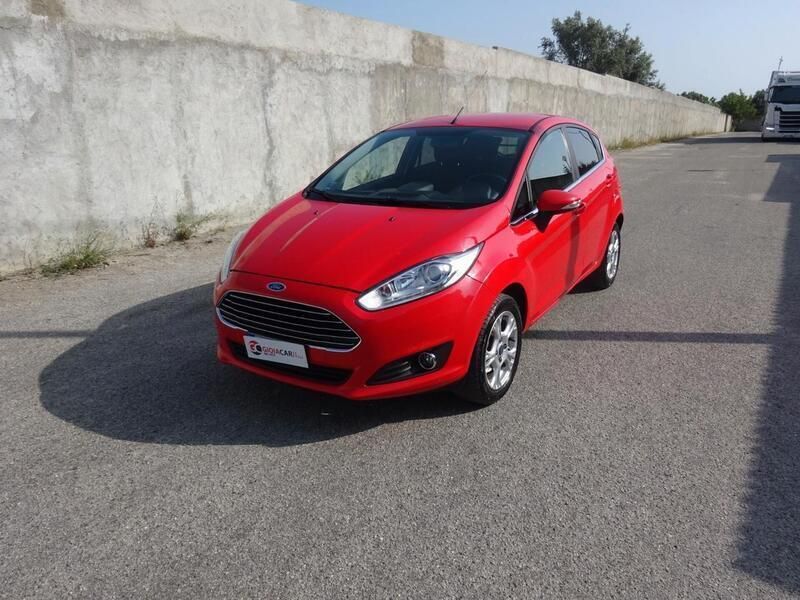 Usata Ford Fiesta Titanium 95 CV (69 kW) 2017 Rosso Utilitaria