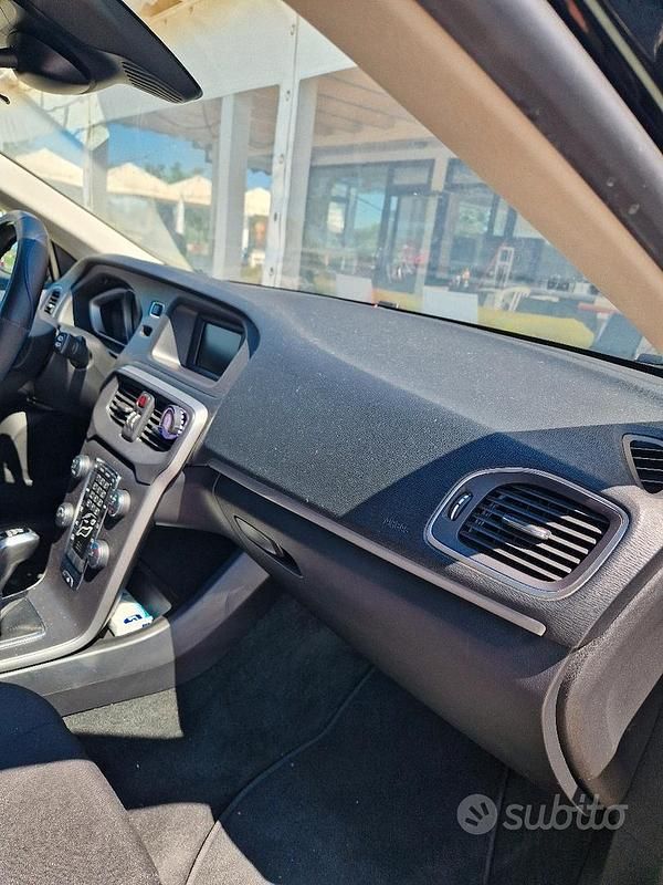 Usata Volvo V40 Business Edition 120 CV (88 kW) 2018 Nero Berlina