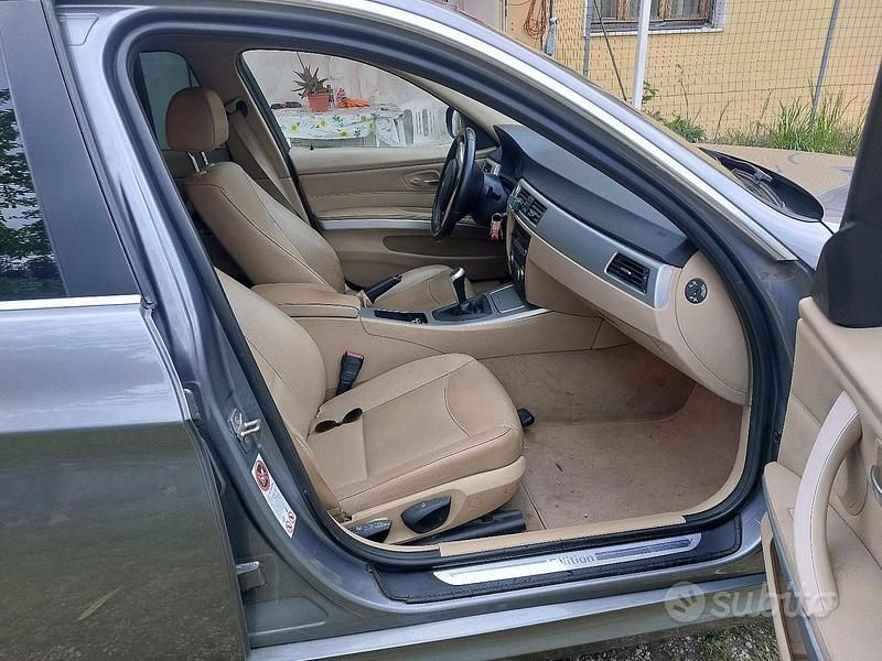 Usata BMW 318 143 CV (105 kW) 2010 Grigio Station wagon