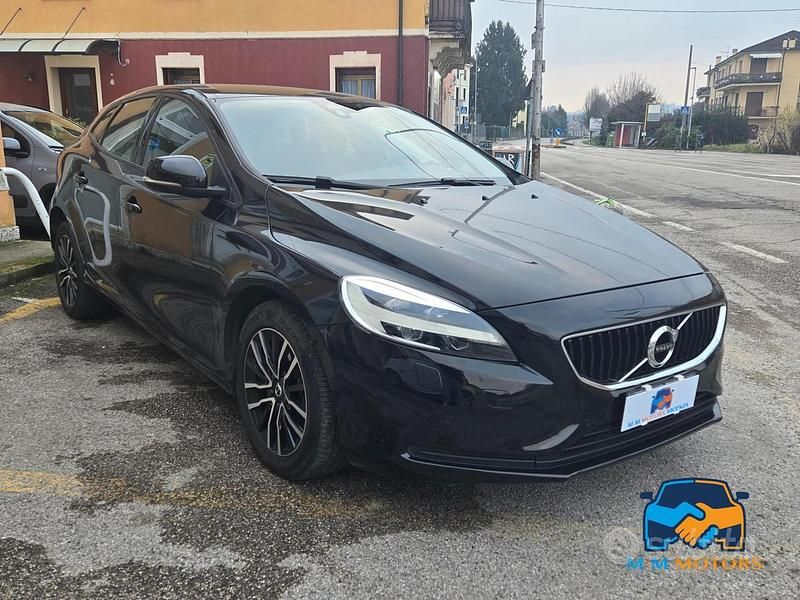 Usata Volvo V40 Plus 120 CV (88 kW) 2019 Nero Berlina
