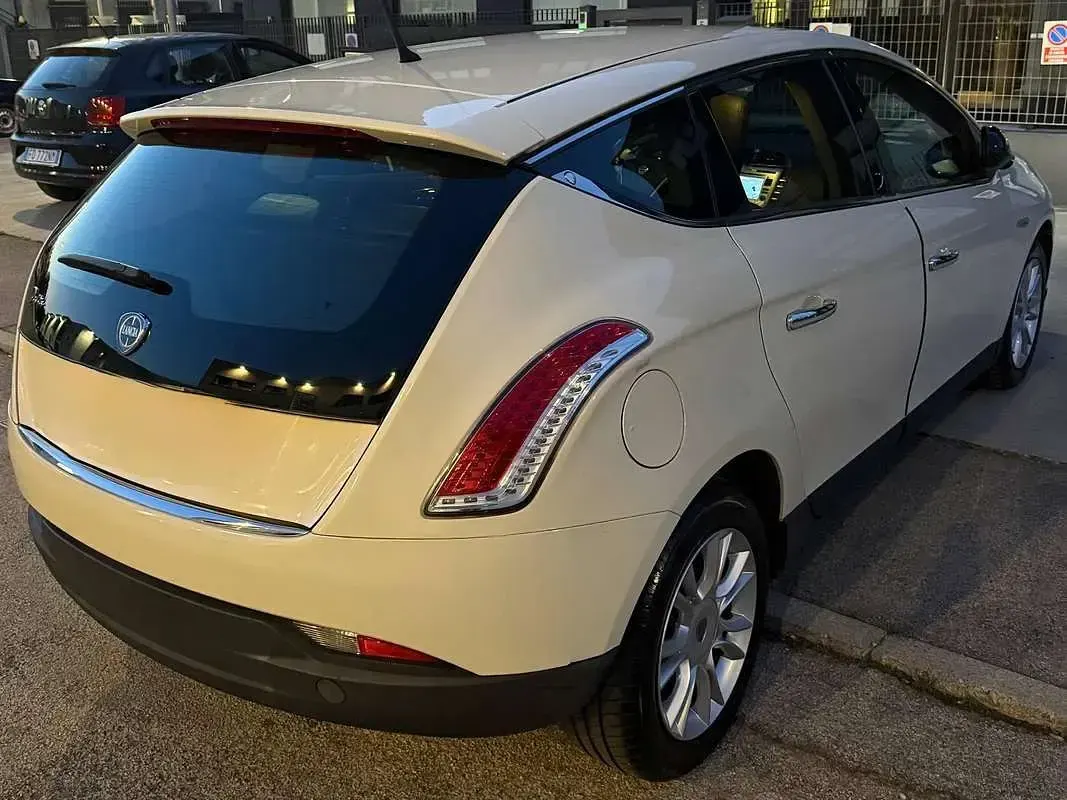 Usata Lancia Delta 120 CV (88 kW) 2009 Beige Utilitaria