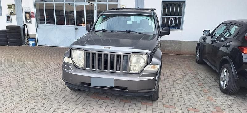 Usata Jeep Cherokee Sport 200 CV (147 kW) 2012 Grigio SUV