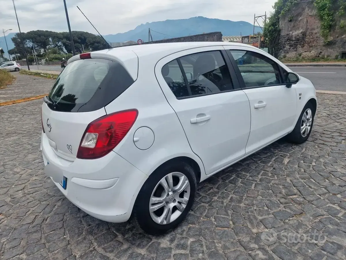 Usata Opel Corsa Cosmo 80 CV (58 kW) 2010 Bianco Utilitaria