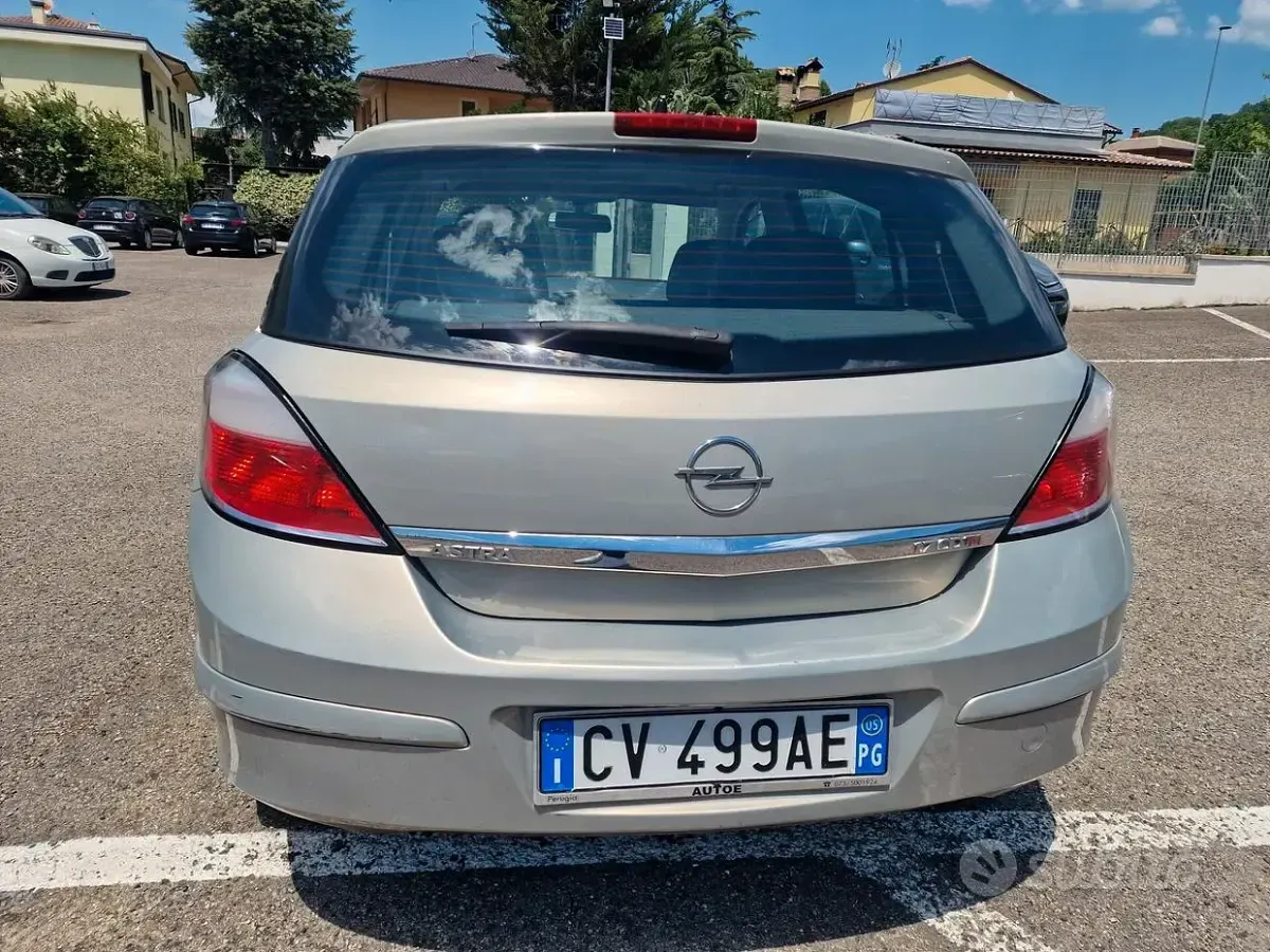 Usata Opel Astra Cosmo 101 CV (74 kW) 2005 Marrone Berlina