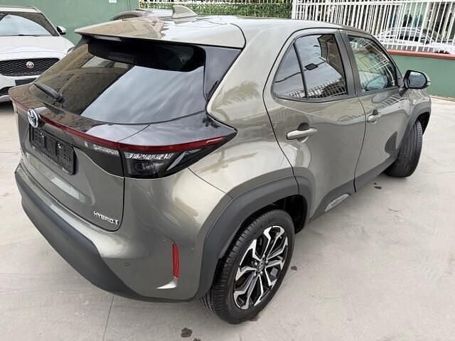 Usata Toyota Yaris Hybrid Lounge 92 CV (67 kW) 2022 Grigio Station wagon