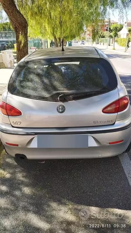 Begagnad Alfa Romeo 147 105 HK (77 kW) 2002 Grå Halvkombi