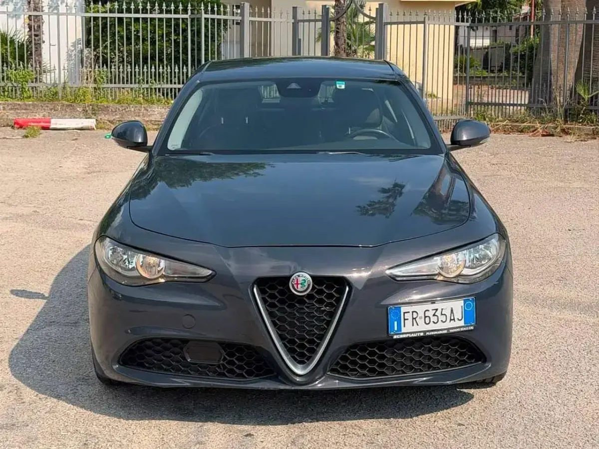 Usata Alfa Romeo Giulia Business Launch Edition 150 CV (110 kW) 2018 Grigio lipari Berlina