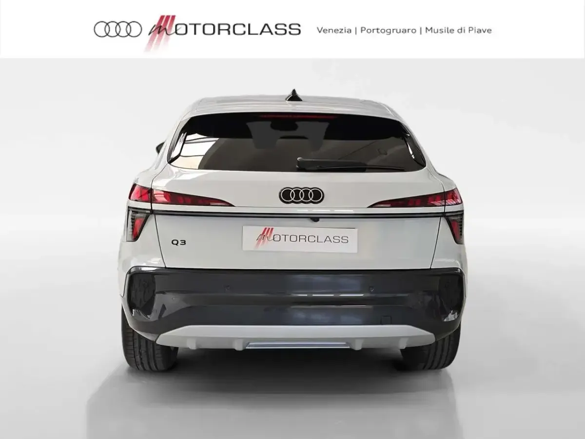 Nuova Audi Q3 Sportback Advanced 272 CV (200 kW) 2026 Bianco ghiacciaio metallizzato SUV