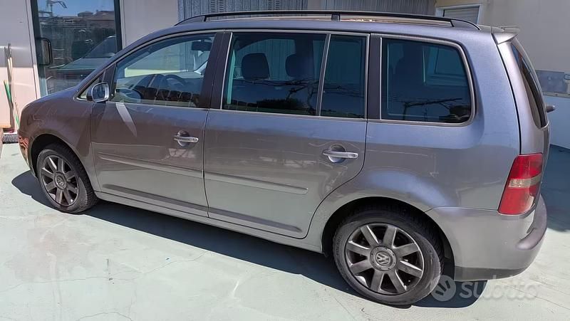 Begagnad VW Touran 140 HK (102 kW) 2004 Grå Minibuss