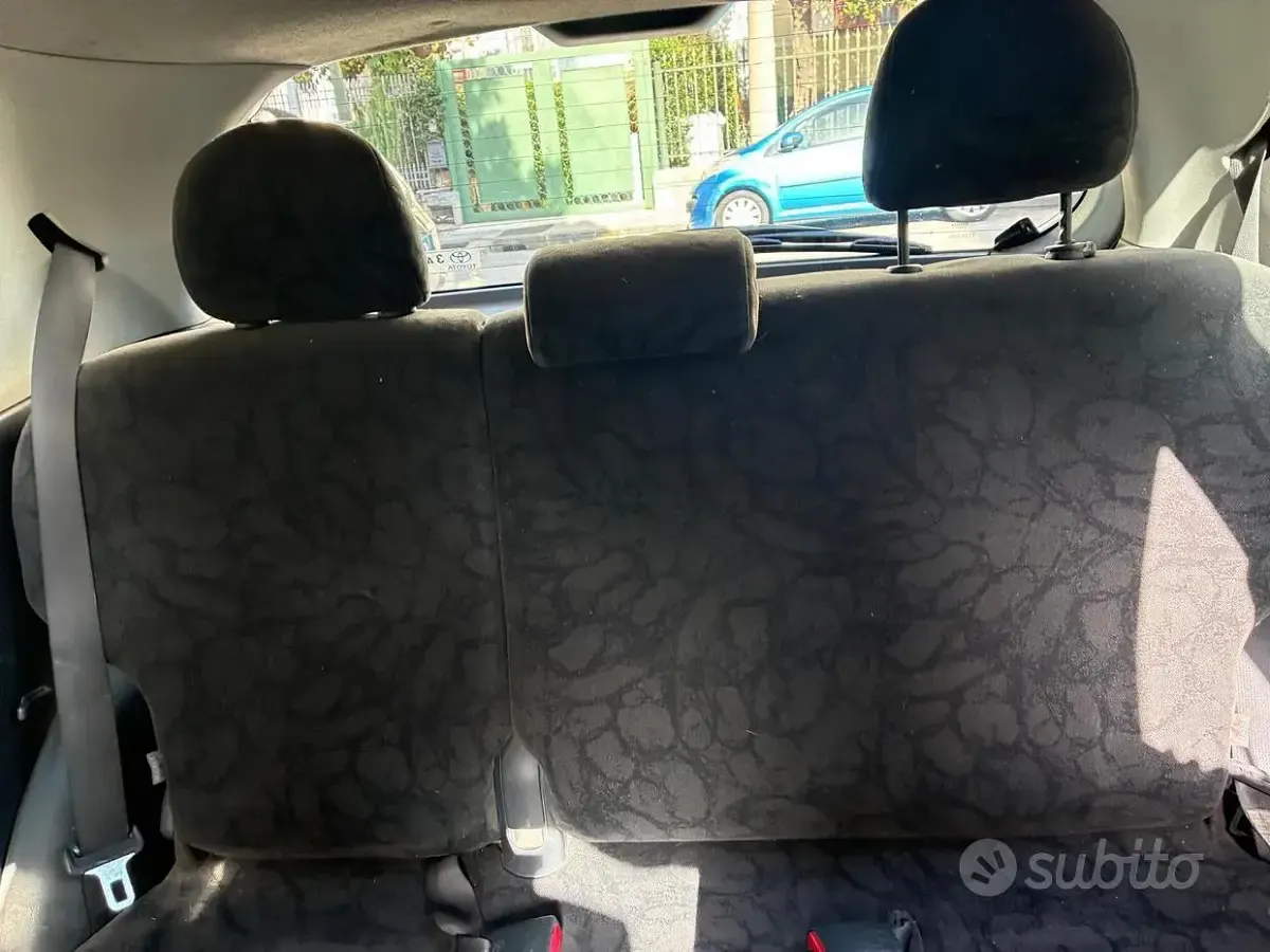 Usata Toyota Yaris 68 CV (50 kW) 2002 Grigio Utilitaria