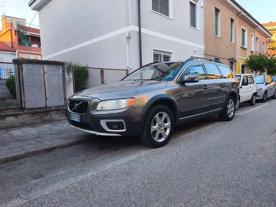 Usata Volvo XC70 Momentum 185 CV (136 kW) 2008 Bronzo Station wagon