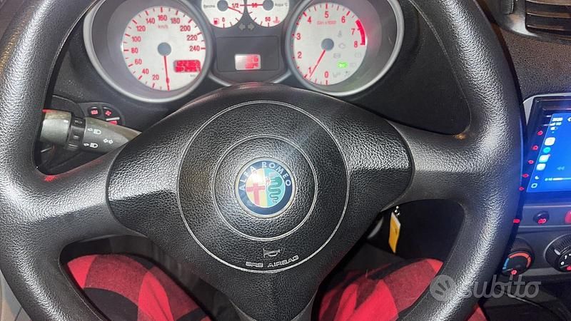 Usata Alfa Romeo 147 105 CV (77 kW) 2002 Grigio Utilitaria