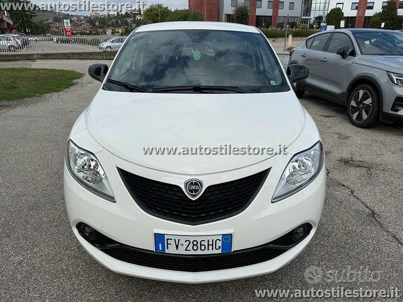 Usata Lancia Ypsilon Gold 69 CV (50 kW) 2019 Bianco Utilitaria