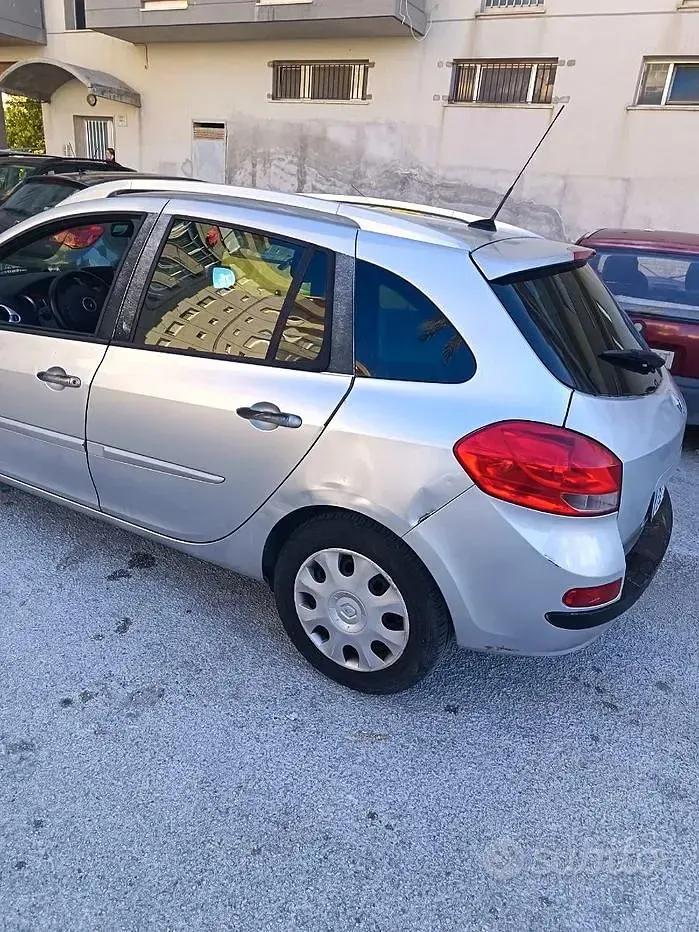 Usado Renault Clio II 54 CV (39 kW) 2010 Gris Berlina
