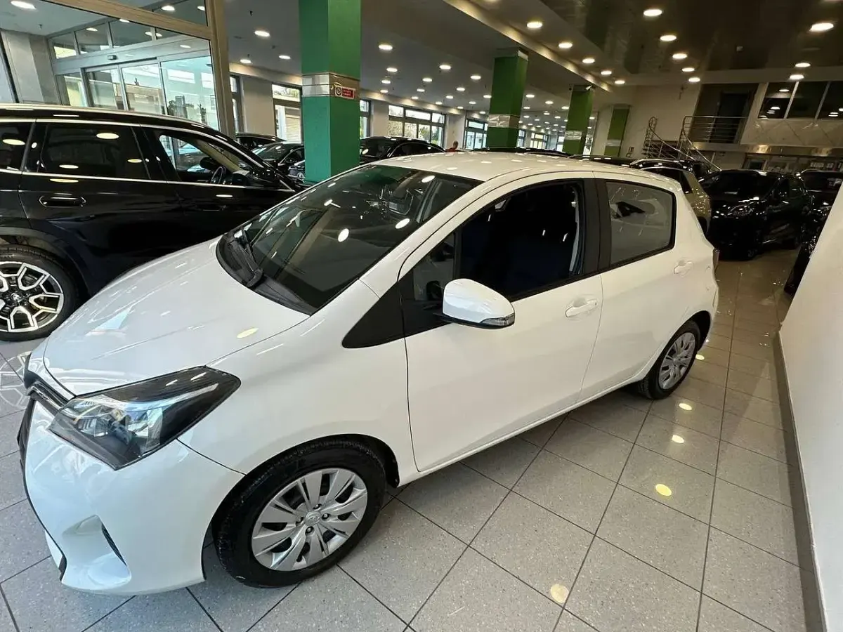Usata Toyota Yaris Active 69 CV (50 kW) 2016 Bianco Berlina