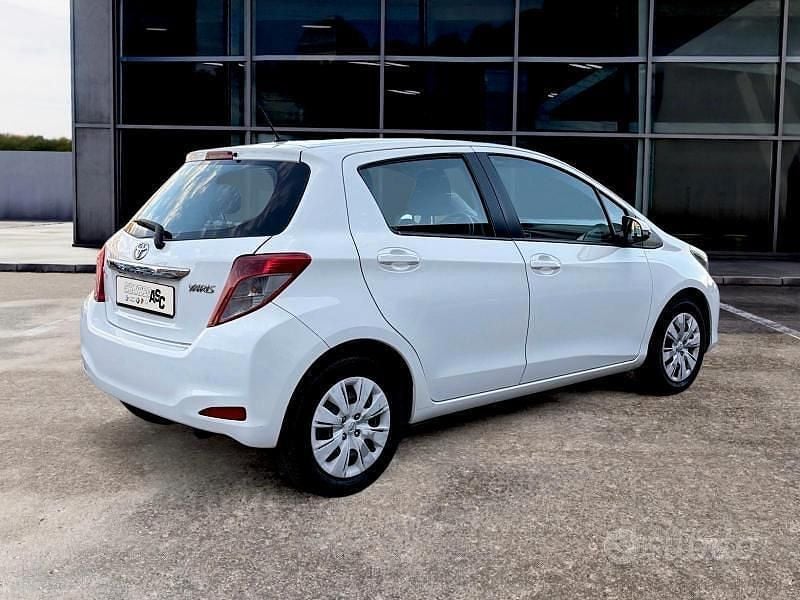 Usata Toyota Yaris Lounge 69 CV (50 kW) 2013 Bianco Berlina