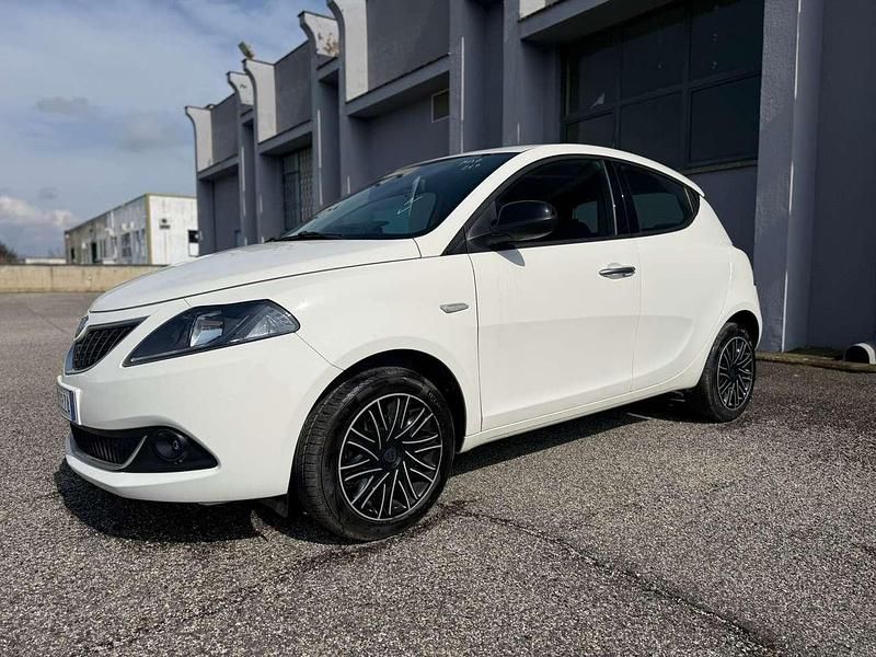 Usata Lancia Ypsilon Gold 69 CV (50 kW) 2022 Bianco pastello Utilitaria