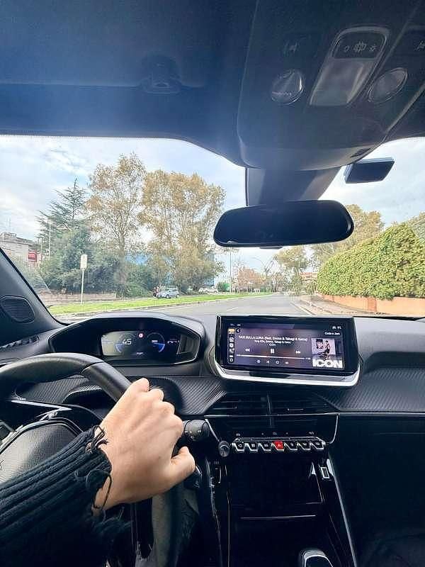 Usata Peugeot 2008 Allure 101 CV (74 kW) 2024 Grigio SUV