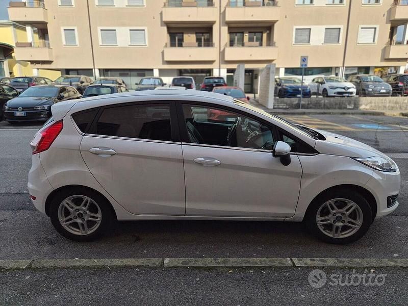 Usata Ford Fiesta Titanium 80 CV (58 kW) 2014 Bianco Berlina