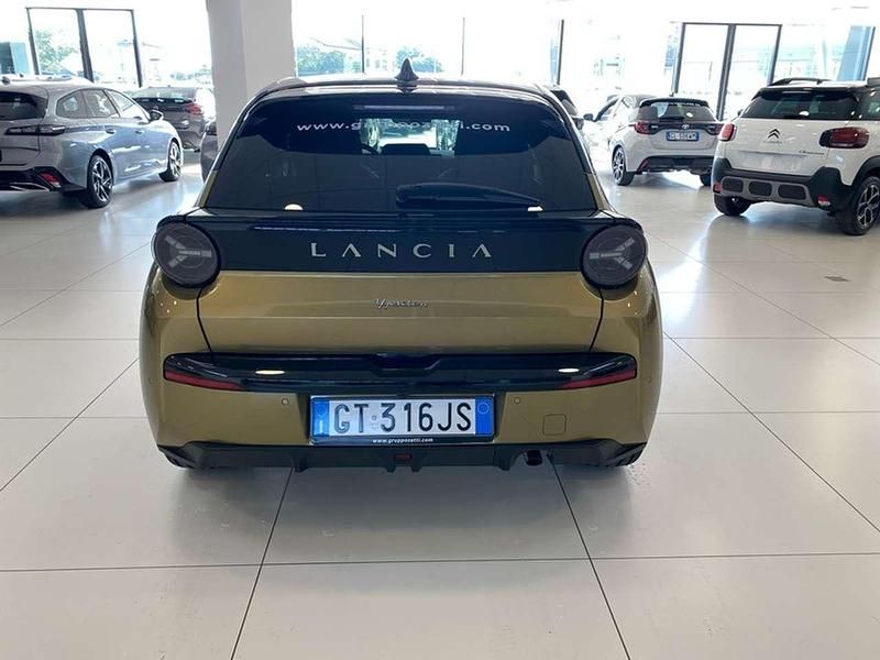 Usata Lancia Ypsilon 101 CV (74 kW) 2024 Vernice oro / tetto nero Utilitaria