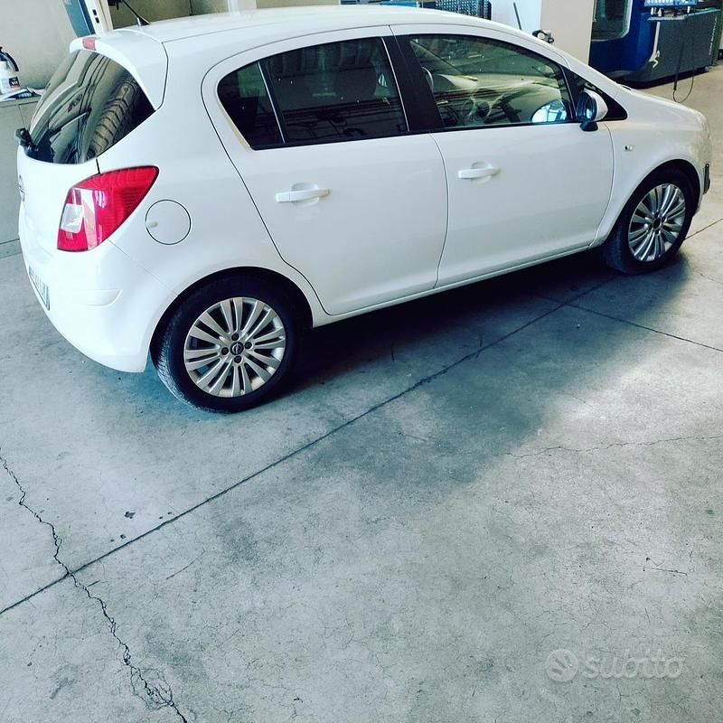 Usata Opel Corsa 85 CV (62 kW) 2011 Bianco Berlina