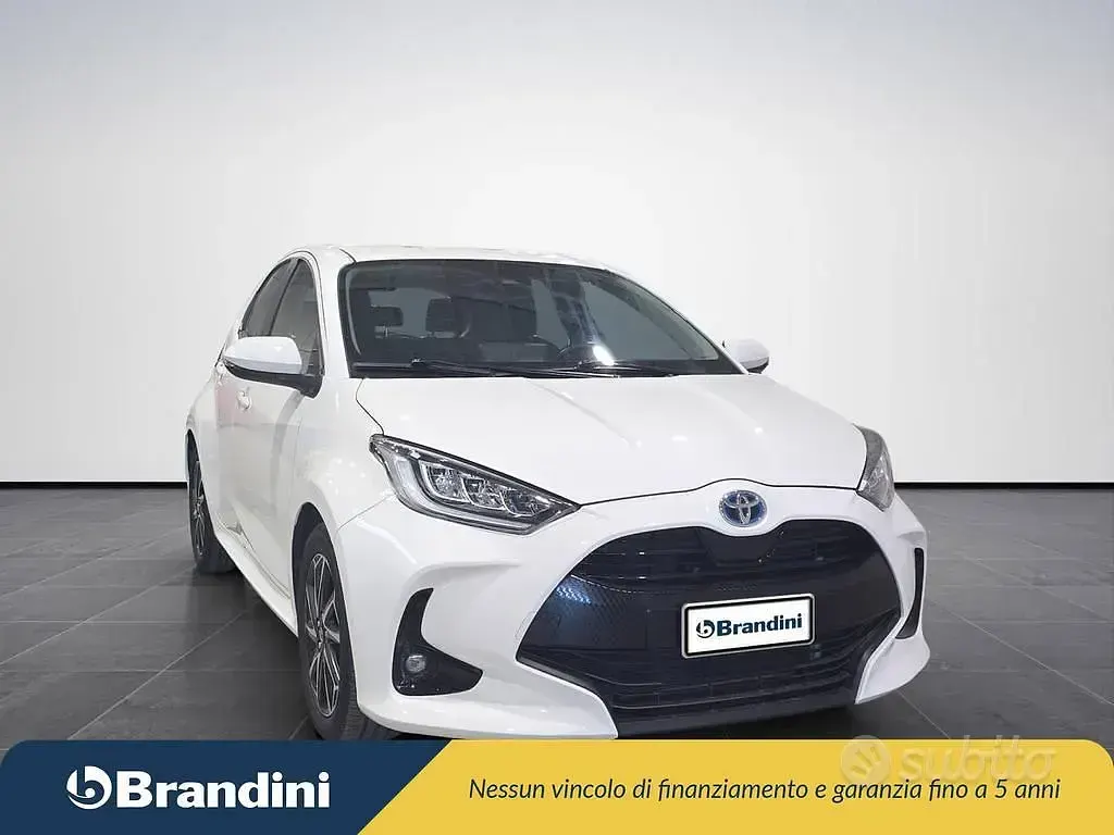 Usata Toyota Yaris Hybrid Trend 92 CV (67 kW) 2021 Bianco Berlina
