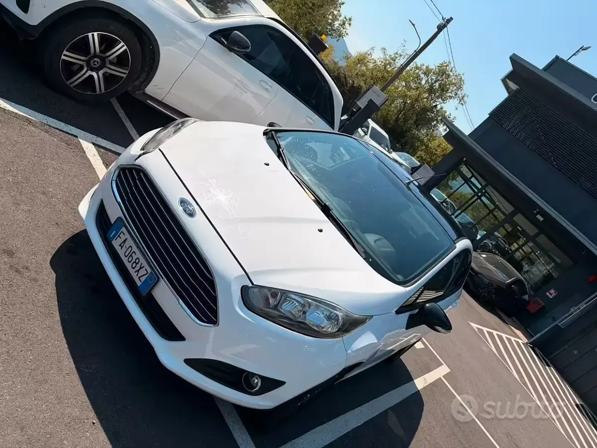 Usata Ford Fiesta 95 CV (69 kW) 2015 Bianco Utilitaria