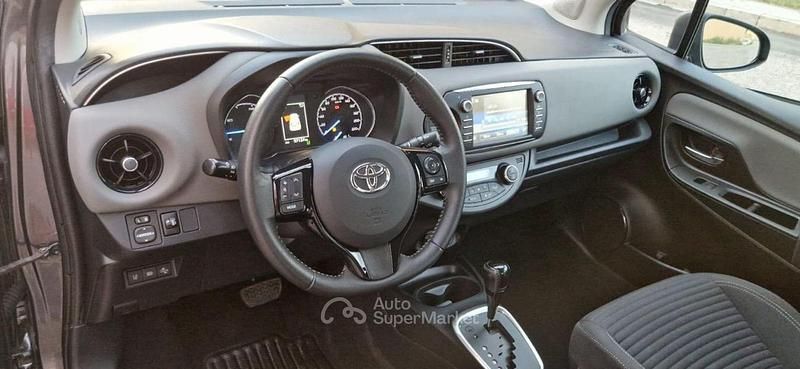 Usata Toyota Yaris Hybrid 73 CV (53 kW) 2018 Gray Utilitaria