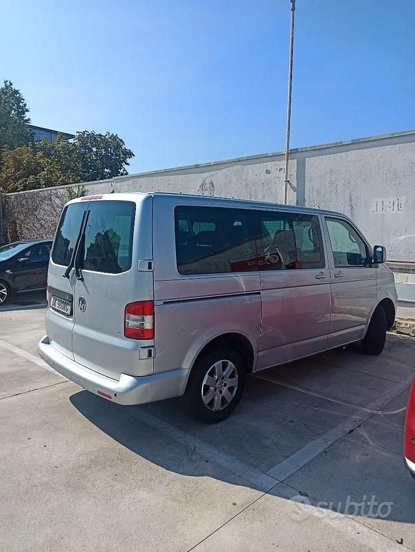 Usata VW Caravelle 102 CV (75 kW) 2008 Grigio Monovolume