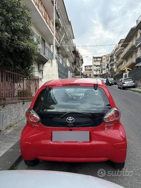 Usata Toyota Aygo 68 CV (50 kW) 2011 Rosso Utilitaria