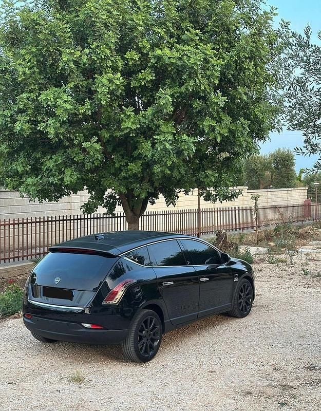 Usata Lancia Delta 105 CV (77 kW) 2013 Nero Utilitaria
