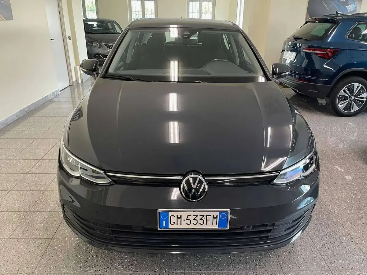 Usata VW Golf VIII Life 116 CV (85 kW) 2023 Grigio scuro Berlina