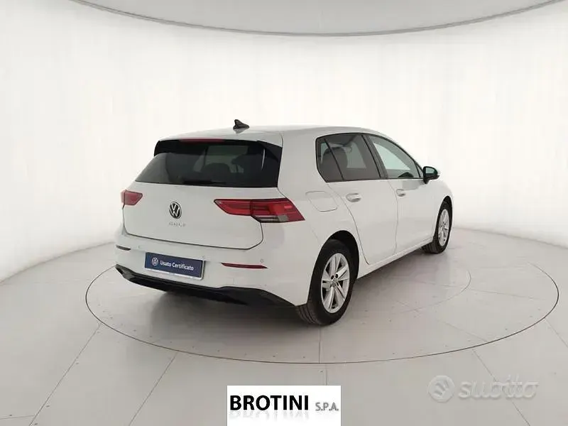 Usata VW Golf VIII Life 131 CV (96 kW) 2022 Bianco Berlina