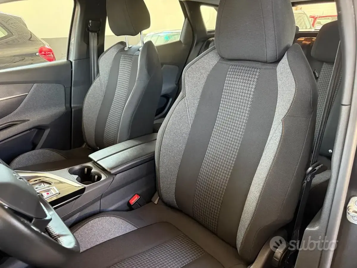Usata Peugeot 3008 Active 131 CV (96 kW) 2022 Grigio SUV