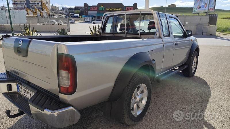 Usata Nissan Navara 133 CV (97 kW) 2011 Grigio Pick-up