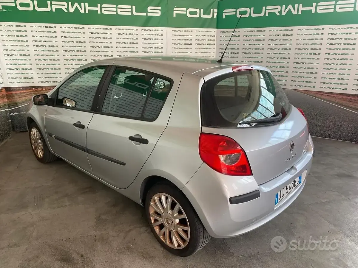 Usata Renault Clio II 98 CV (72 kW) 2006 Grigio Berlina