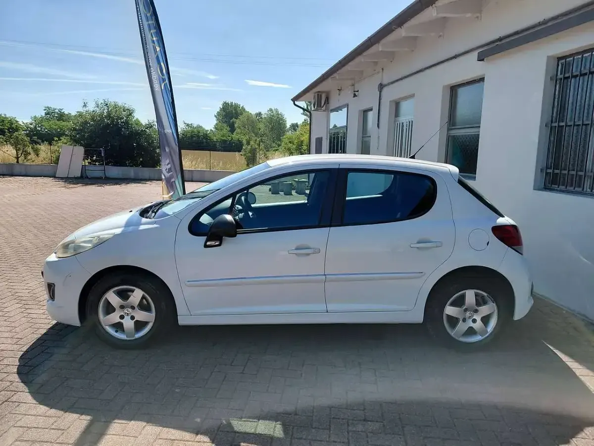 Usata Peugeot 207 68 CV (50 kW) 2011 Bianco Berlina