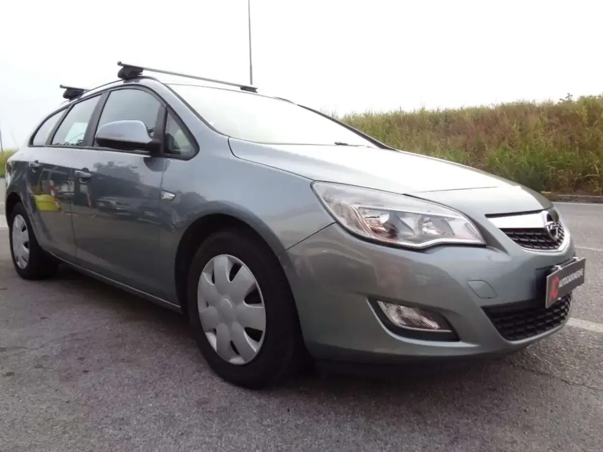 Usata Opel Astra Cosmo 140 CV (102 kW) 2012 Grigio Station wagon