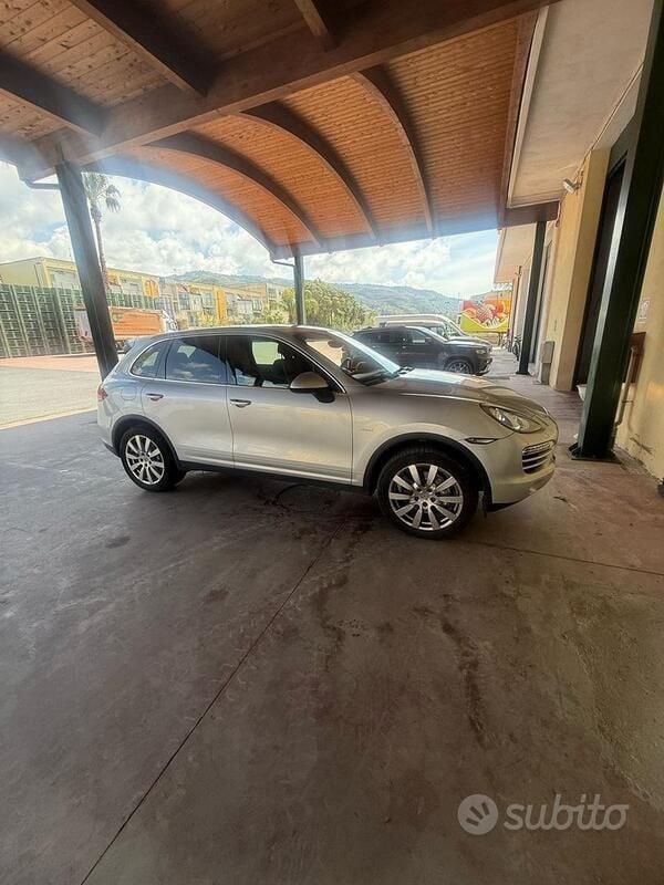 Usata Porsche Cayenne 240 CV (176 kW) 2011 Grigio SUV