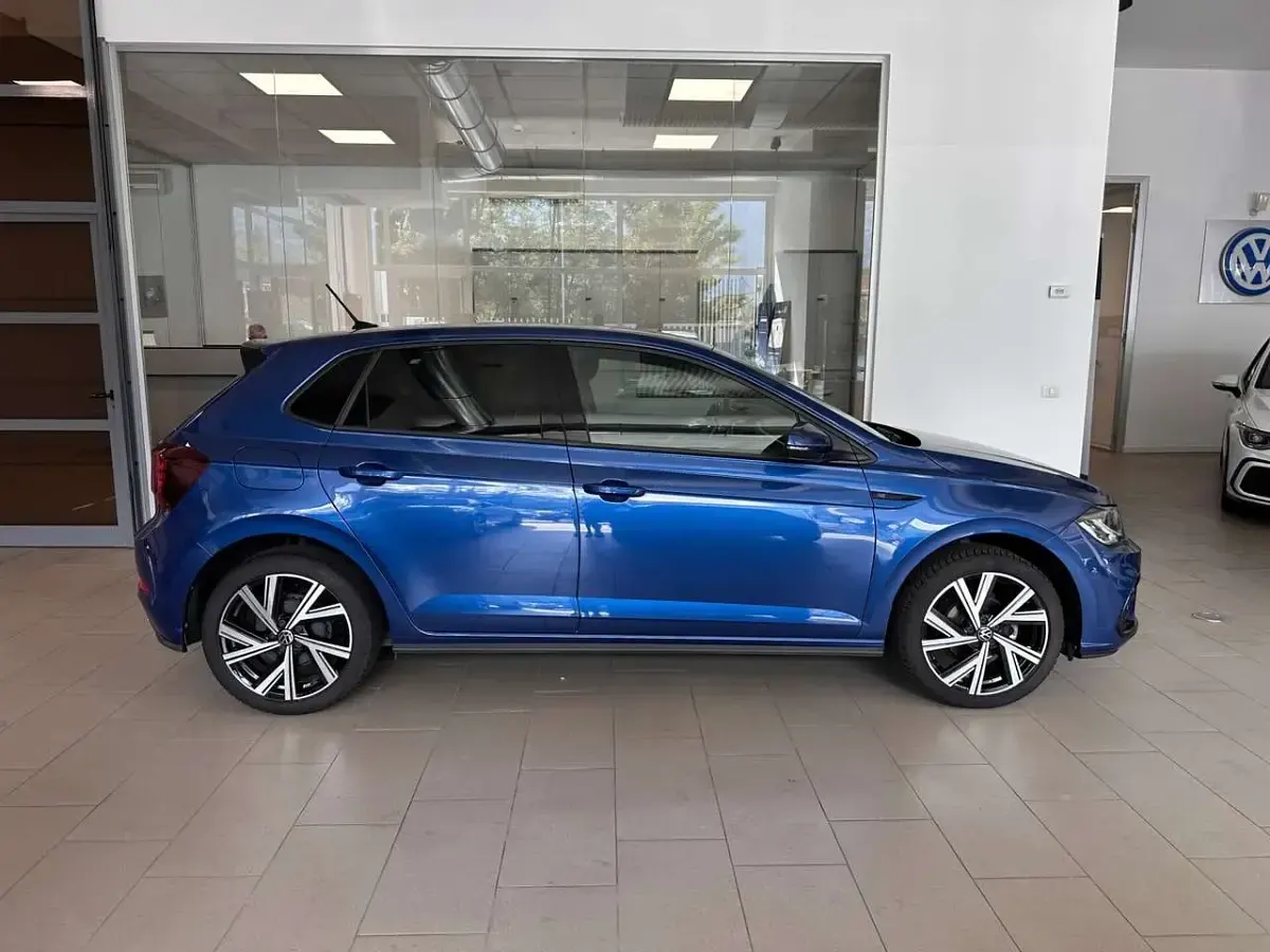 Usata VW Polo R-line 95 CV (69 kW) 2022 Blu/azzurro Utilitaria