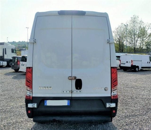 Usata Iveco Daily 116 CV (85 kW) 2018 Bianco Furgone