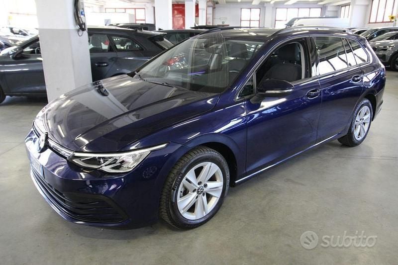 Usata VW Golf VIII Life 131 CV (96 kW) 2022 Blu Station wagon