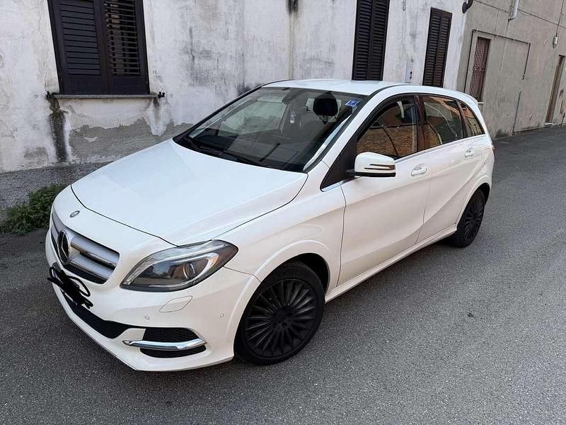 Käytetty Mercedes B200 156 HP (114 kW) 2015 Tila-auto